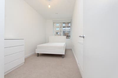Don't Miss This Premium Royal Docks Location!! Main Photo