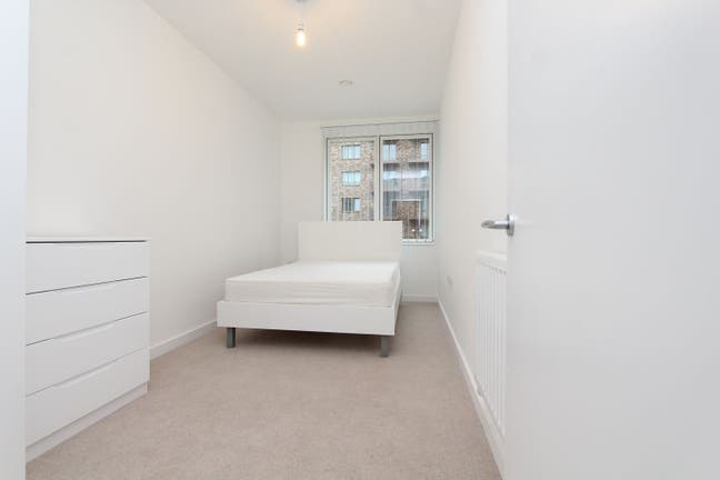 Don't Miss This Premium Royal Docks Location!! Main Photo