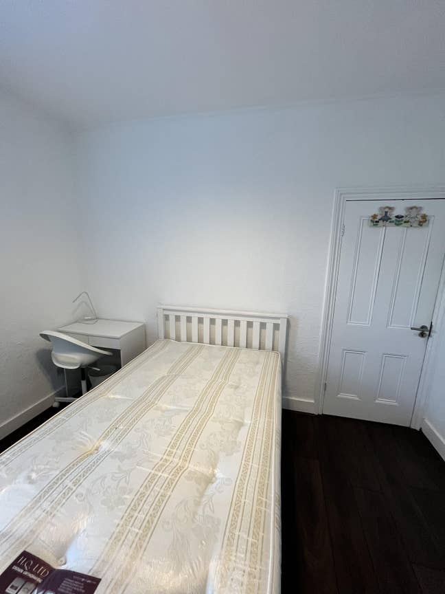 Bright Furnished Double Room – Female Only – Main Photo