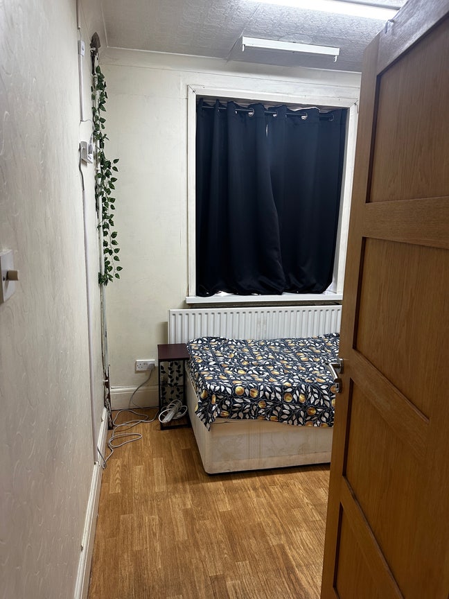 Excellent location Single room for Female  Main Photo