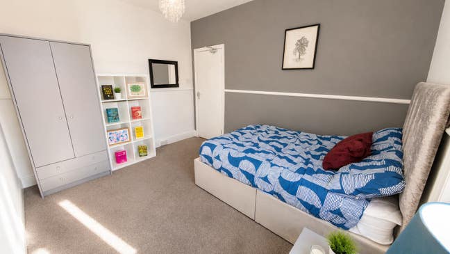 Beautiful rooms available in newly renovated house Main Photo