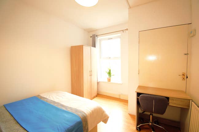 Double Room / Modern House / Living & Garden !  Main Photo