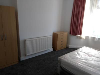 LARGE room, E12 Main Photo