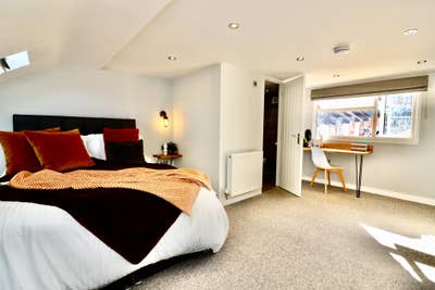 🚉 En-Suite Double Near Train Station Main Photo
