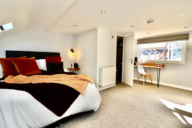 🚉 En-Suite Double Near Train Station Main Photo
