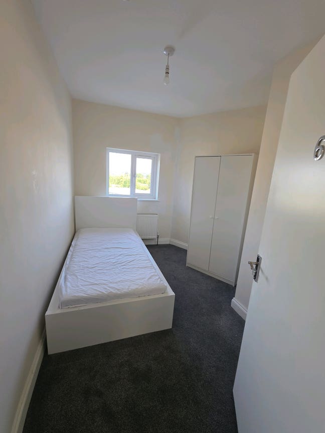 One ensuite single room available Main Photo