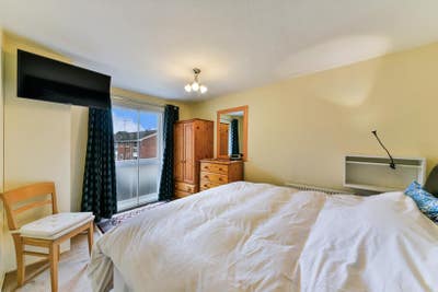 Beautiful 2 Bedroom Flat to Rent – Ravensmede Way Main Photo