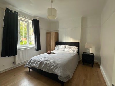 Spacious, bright & peaceful flat near Streatham st Main Photo