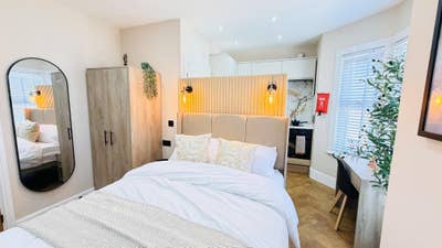 Personal Kitchenette and En-Suite Room Main Photo
