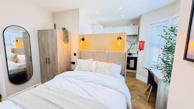 Personal Kitchenette and En-Suite Room Main Photo