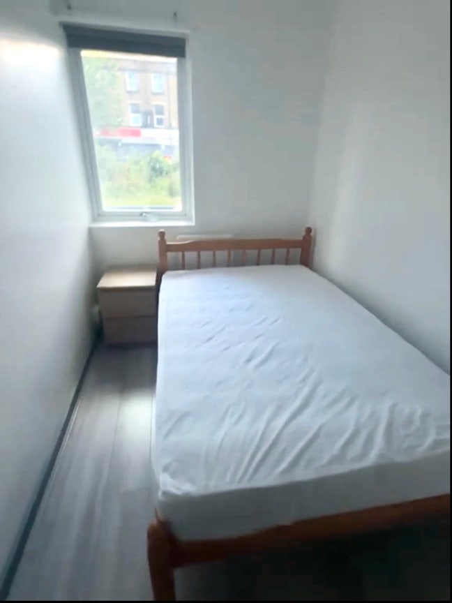 Small Double Room 1 Min Walk to Bermondsey Station Main Photo