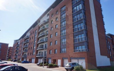 Room Available in modern 2 bed City Quay flat Main Photo