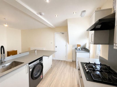 Student wanted for 4 bedroom house share  Main Photo