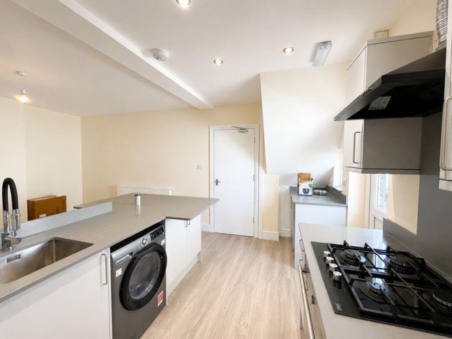 Student wanted for 4 bedroom house share  Main Photo
