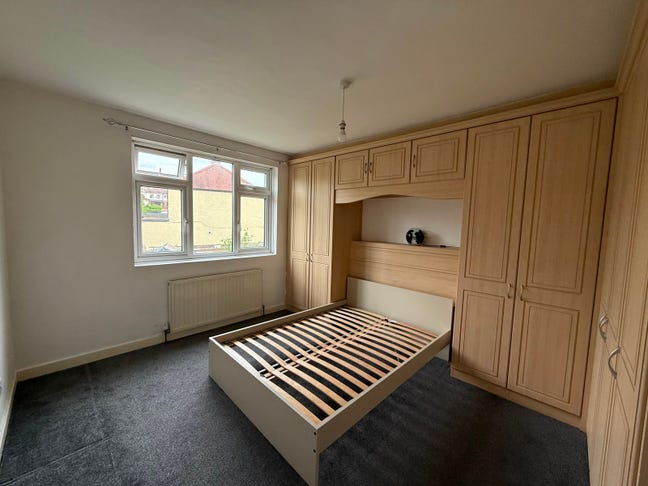 3 Bedroom+Living RM+Garden+Parking@ Redbridge Main Photo