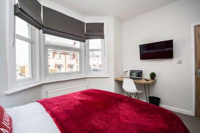 ☀️ Bright En-Suite Double Near Town Main Photo