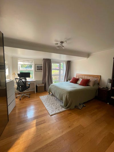 Large en-suite room with king bed and garden Main Photo