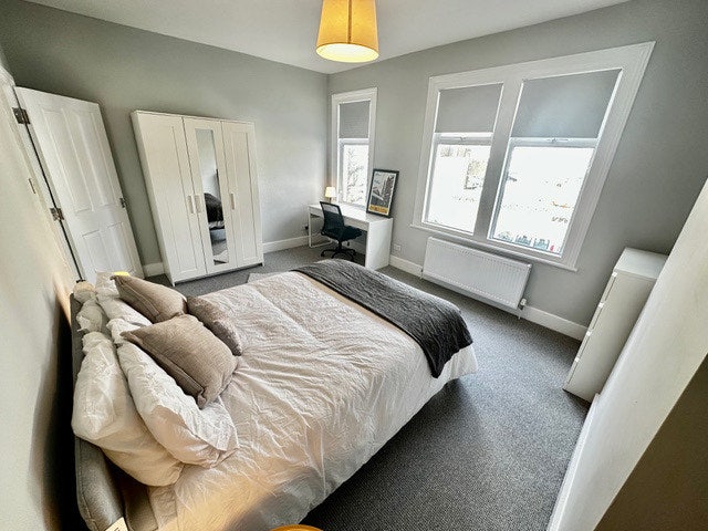 **Huge bright double room with desk, 2 bathrooms** Main Photo