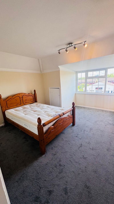 Large double room for rent Main Photo