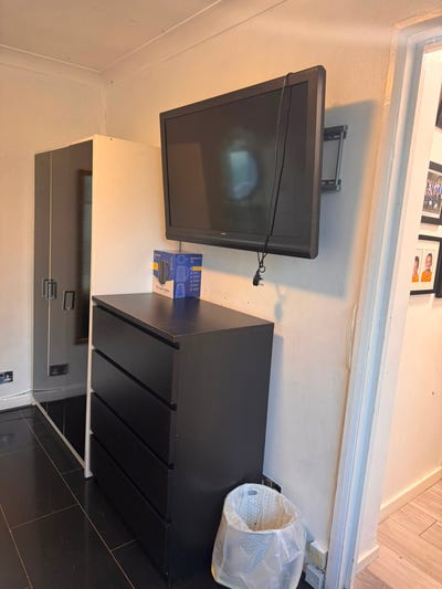 Single bedroom on top floor of 3 levelled with EN- Main Photo