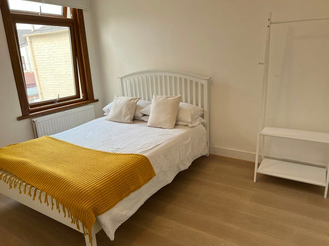 Modern Double room - lovely decor - station 10m Main Photo