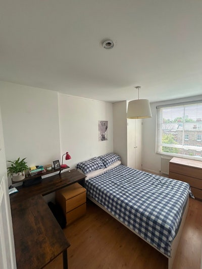 Double bedroom in 2 bed flat  Main Photo