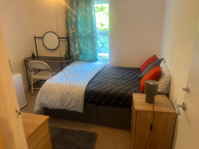 Newly refurbished, luxury bedrooms! Prime location Main Photo