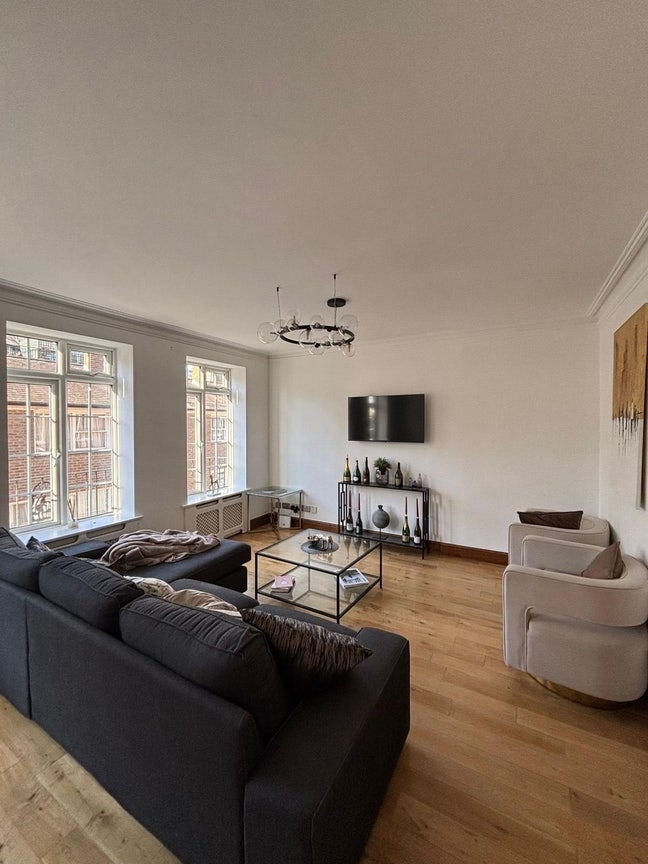 Double Bedroom in Spacious South Ken House Main Photo