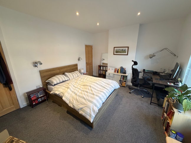 Spacious double room with private bathroom  Main Photo