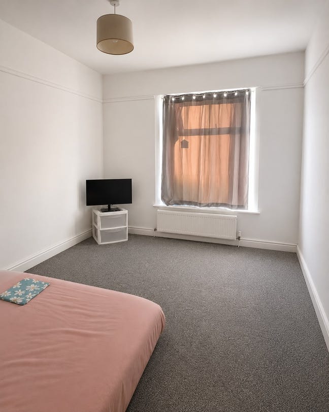Spacious Furnished Double Room – All Bills Include Main Photo
