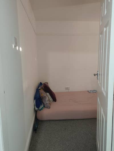 Spacious Furnished Double Room – All Bills Include Main Photo