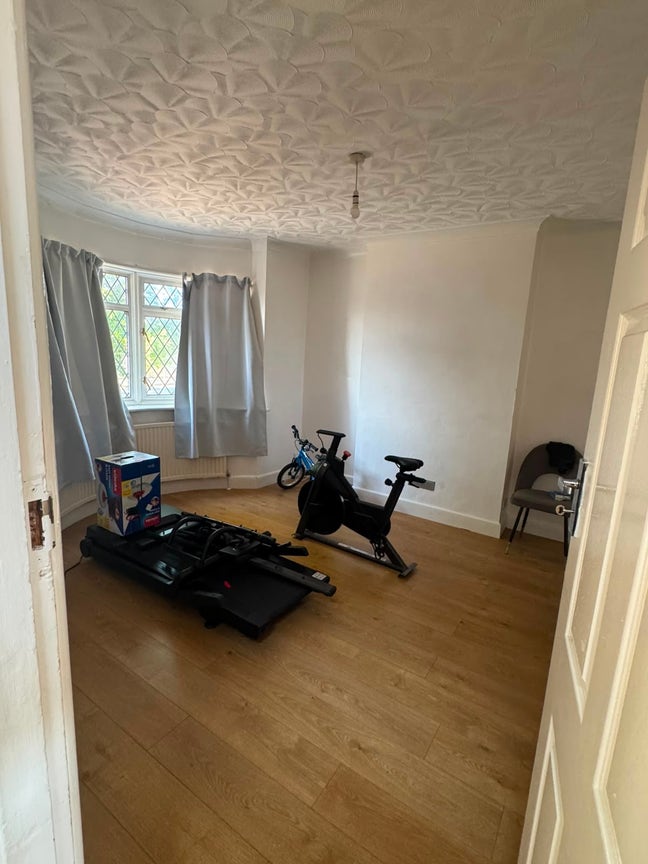 Large Double Room – Blackheath/SE3 female flatmate Main Photo