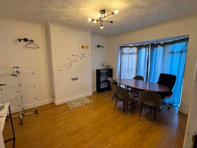 Large Double Room – Blackheath/SE3 female flatmate Main Photo