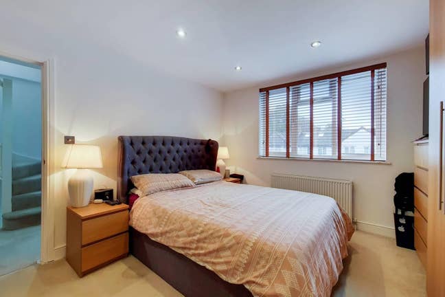 Large Double Room Available in Friendly House Main Photo