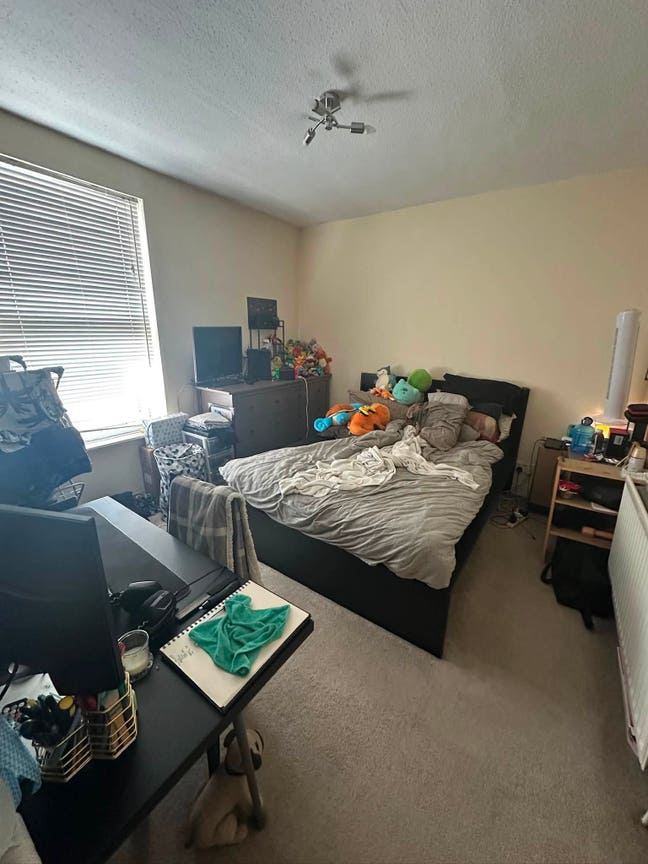 Large furnished double room. Perfect for commuters Main Photo