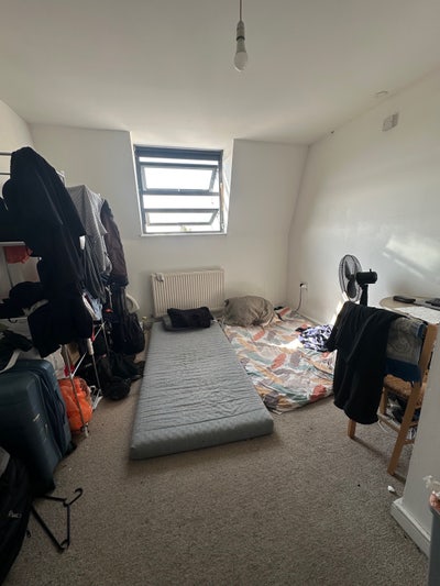 1 Bedroom and 1 spare room flat at available rent Main Photo