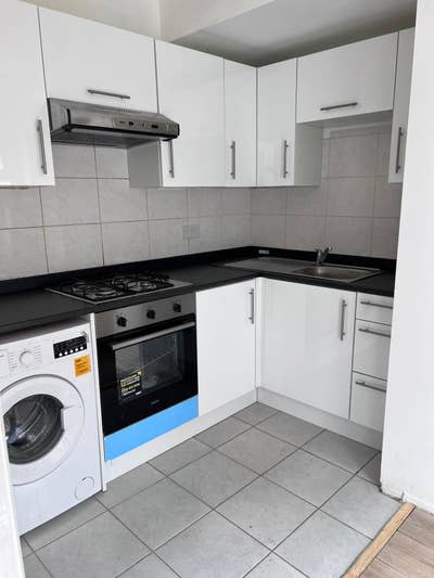 Double room available in E12  Main Photo