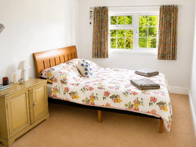 Double room to let in country cottage  Main Photo