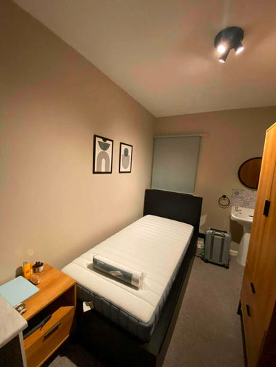 Single room in all-girls house Main Photo