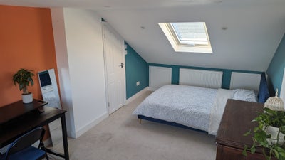 Spacious Top Floor En-Suite Room in Poets Corner Main Photo