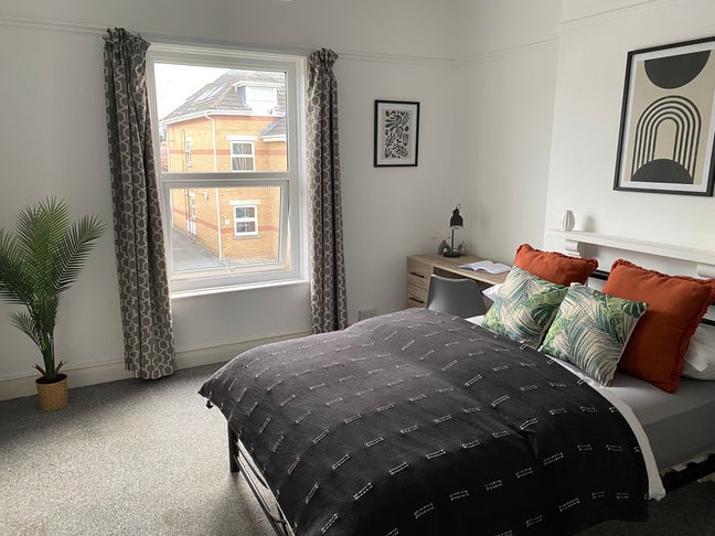 Lovely, huge room, 2mins from shops/buses, parking Main Photo
