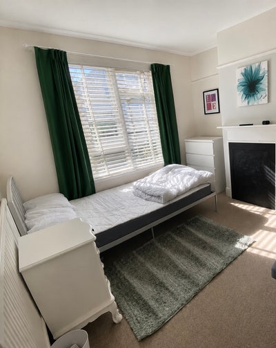 Double room in family home close to QA & lakeside  Main Photo