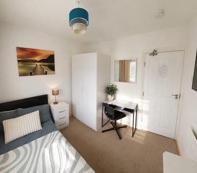 Single Room Available Now! Main Photo