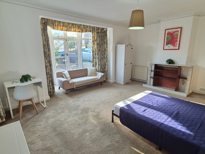 Extra large en-suite rom / Wembley Park Main Photo