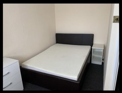 Small double room minutes from heathrow Main Photo