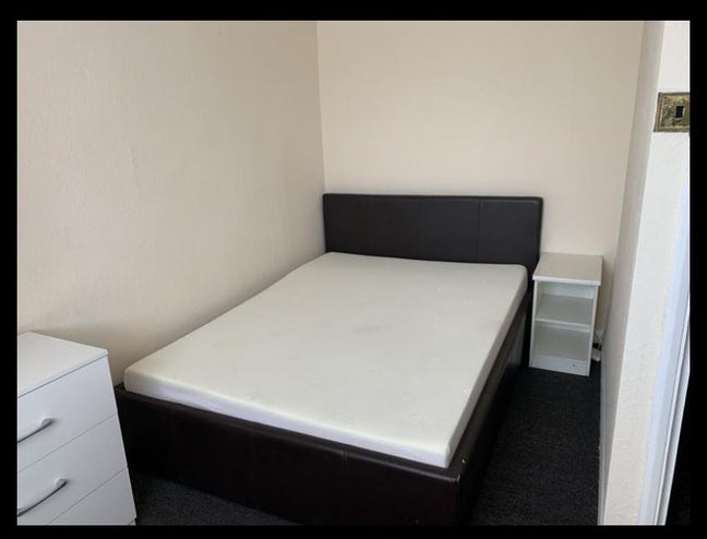Small double room minutes from heathrow Main Photo