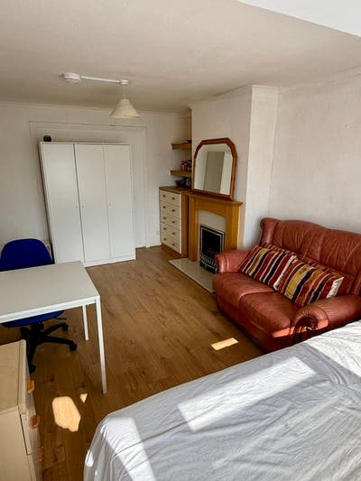 Botley - Large Double Room with Private Bathroom Main Photo