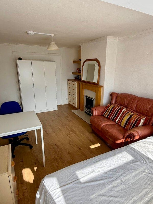 Botley - Large Double Room with Private Bathroom Main Photo