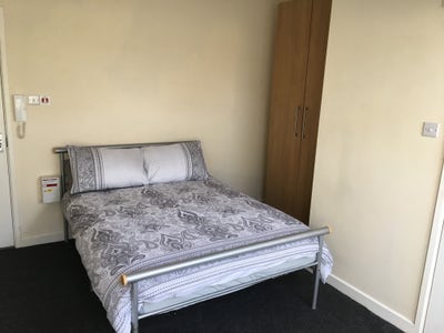 Double Room Within House Share Main Photo