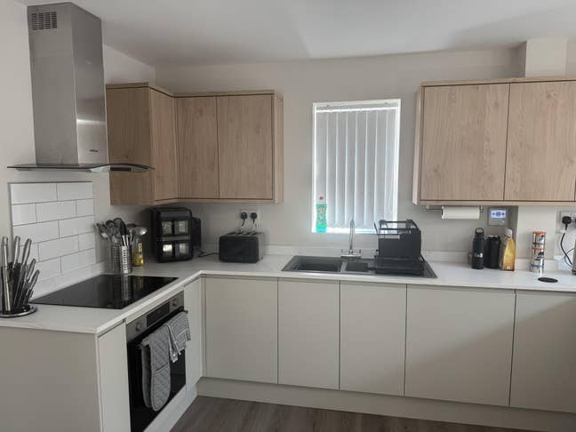 Double room available in modern Thornhill house Main Photo